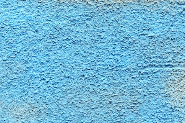 Un mur de béton peint avec de la peinture bleue en aérosol