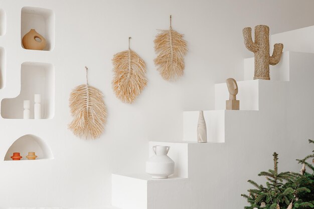 Mur blanc avec des décorations de style boho Couleurs minimes Arbre de pin