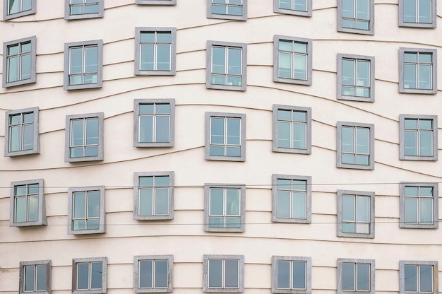 Mur blanc moderne aux fenêtres bleues