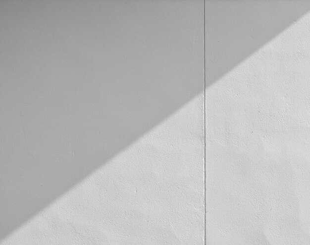 mur blanc avec des ombres