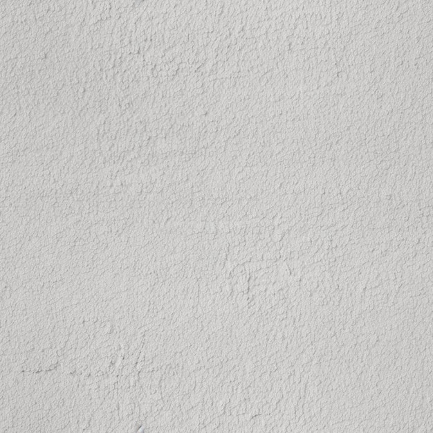 Un mur blanc avec une petite lettre au milieu.