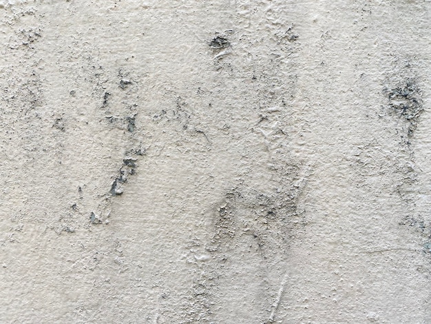 Un mur blanc avec une surface texturée rugueuse et une surface texturée rugueuse.