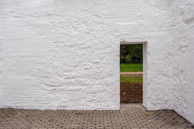 Le mur blanc d'une vieille maison