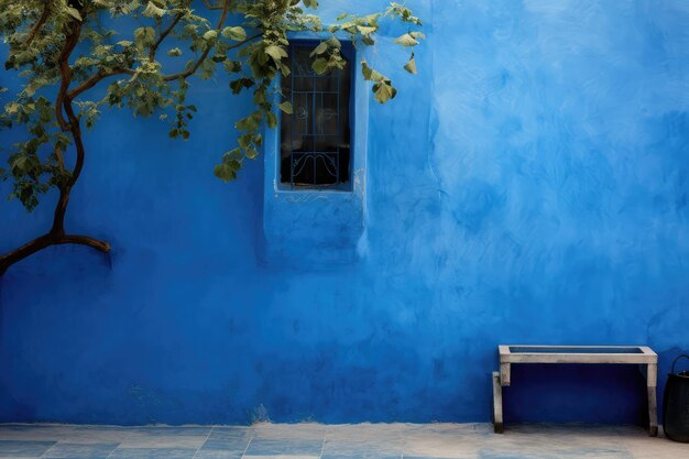 Photo mur bleu avec des branches d'arbres et une fenêtre au milieu