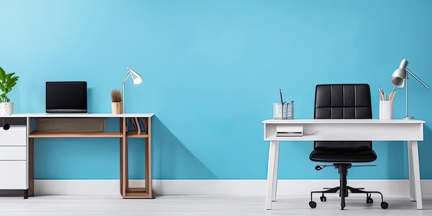 Un mur bleu avec un bureau et une chaise devant.