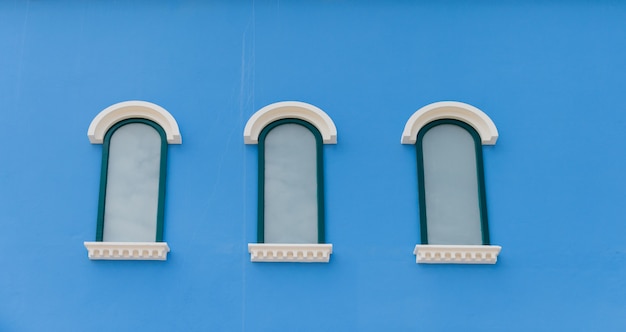 Mur bleu et fenêtre blanche