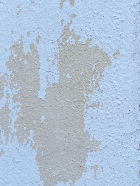 Un mur bleu avec de la peinture blanche et un travail de peinture blanche.