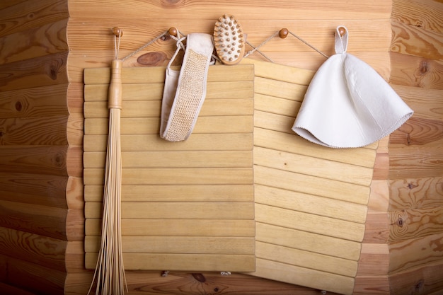 Mur en bois des accessoires de sauna