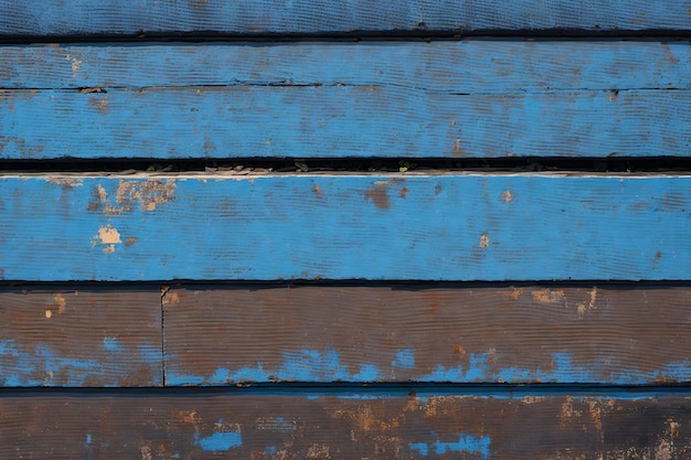 Un mur en bois bleu avec une texture rugueuse.