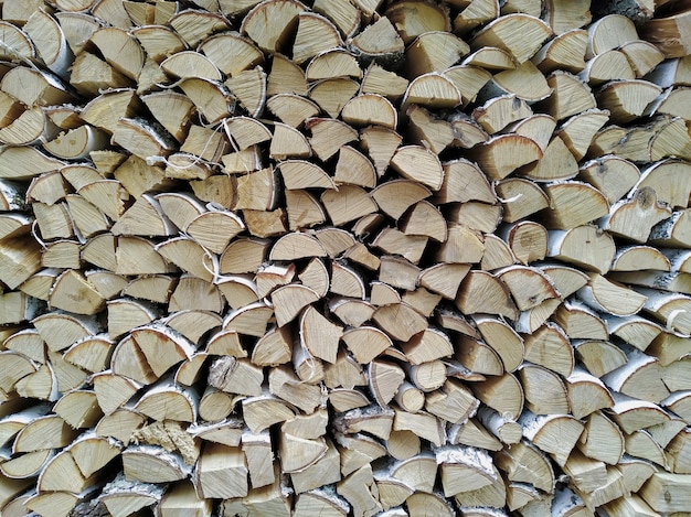 Mur de bois de chauffage empilé. Bouleau sec pour le four. fond de journaux