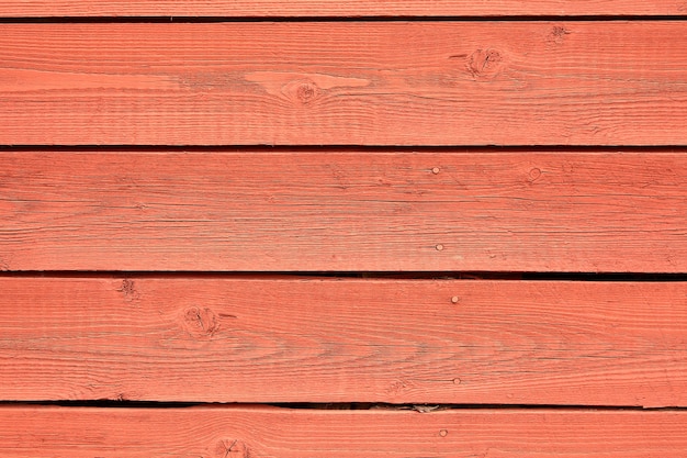 Mur en bois coloré de couleur rouge vif.