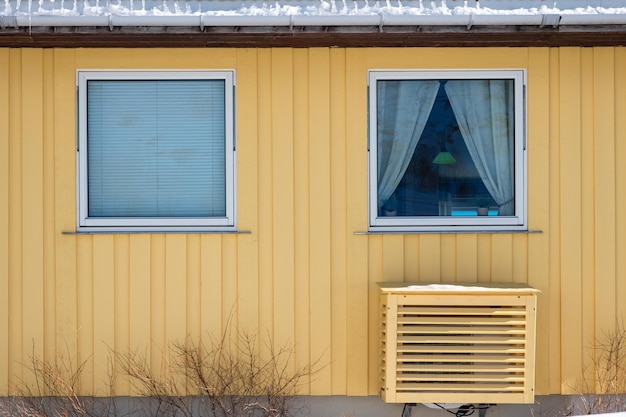 Mur de bois dur jaune avec fenêtres