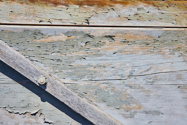 Mur en bois éclaté, gris, peinture s'estompe, planche inclinée, coin triangle.