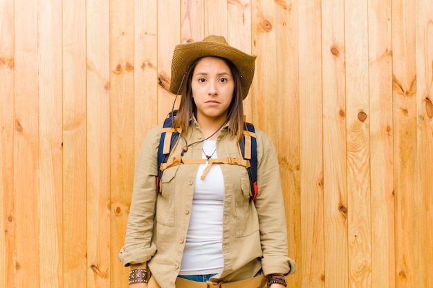 Mur de bois jeune femme explorateur latin