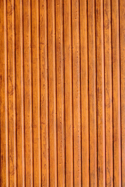 Un mur en bois marron avec un fond blanc