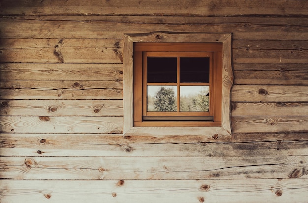 Mur en bois avec petite fenêtre de sauna Fond de texture en bois