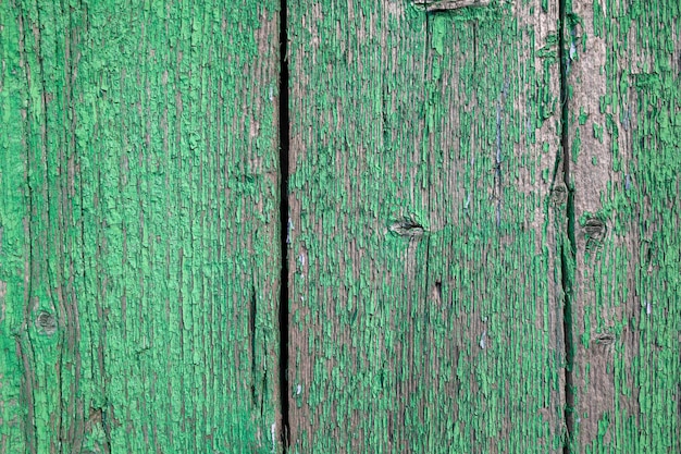 Un mur en bois vert avec un nœud au milieu