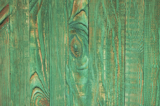 Mur en bois vert, peint dans un style shabby chic