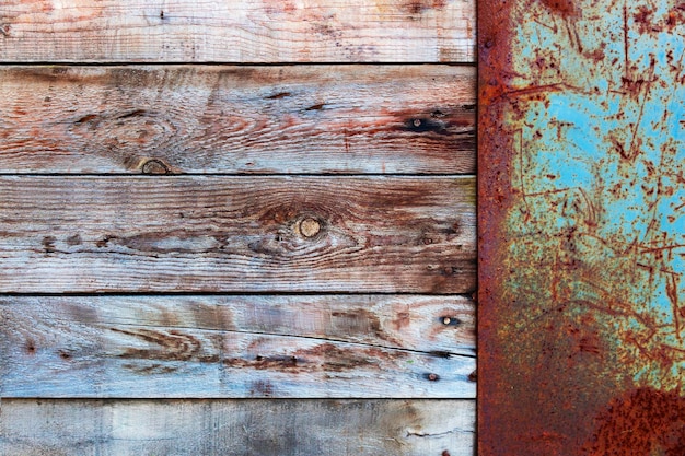 Photo mur en bois avec une vieille pancarte rouillée en métal blanc