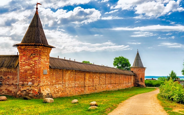 Photo mur de brique défensif auxiliaire extérieur du kremlin à rostov-le-grand