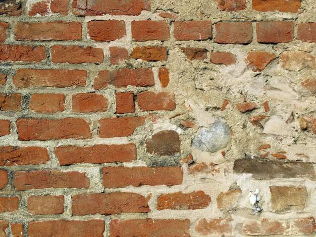 Mur de brique et de pierre