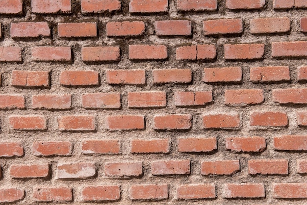 Mur de briques d'argile avec fissures et mousse entre les joints de ciment Fond de texture d'argile vectorielle