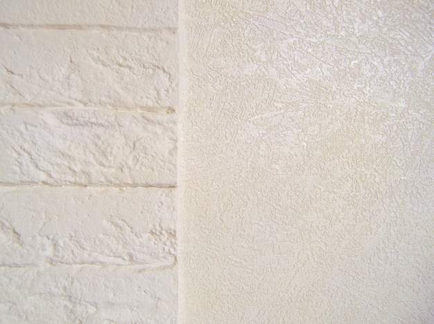 Mur de briques blanches brumeuses pour le fond ou la texture.