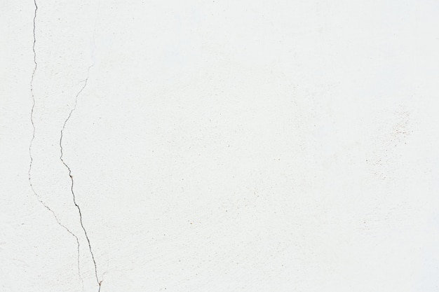 Mur de briques blanches fissurées