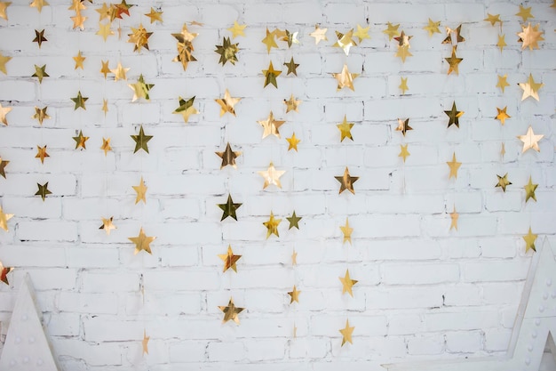 Mur de briques blanches de fond avec des étoiles brillantes