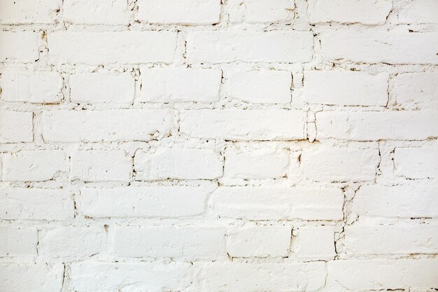 Mur de briques blanches à l'intérieur d'un loft moderne