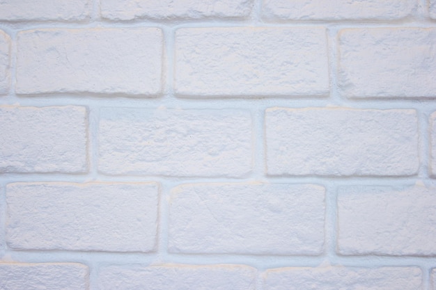 Un mur de briques blanches