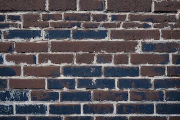 Un mur de briques avec des briques marron foncé et blanches.