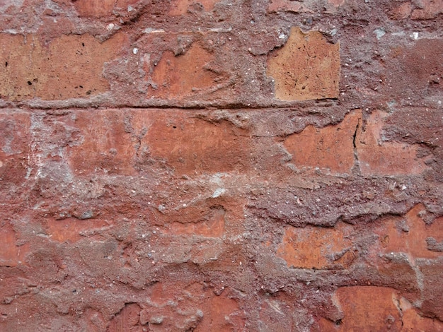 Mur de briques brutes avec des morceaux de ciment