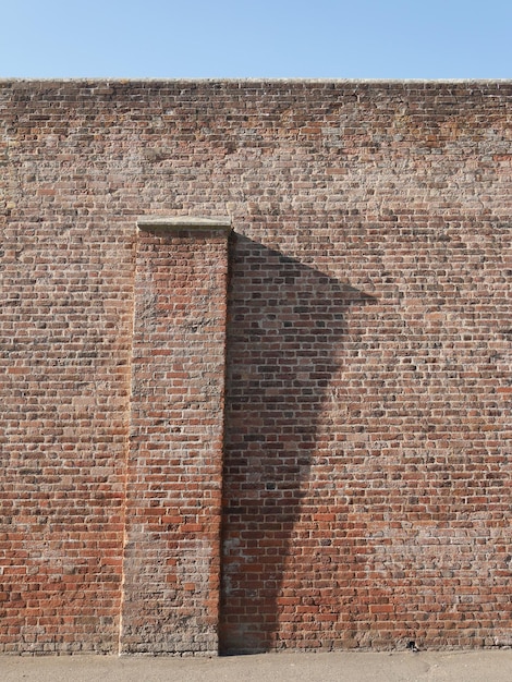 Photo un mur de briques contre le ciel