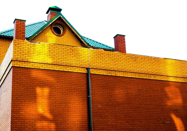 Un mur de briques éclairé par le soleil.