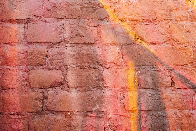 Mur de briques multicolores aux couleurs vibrantes de Bourgogne et de jaune.