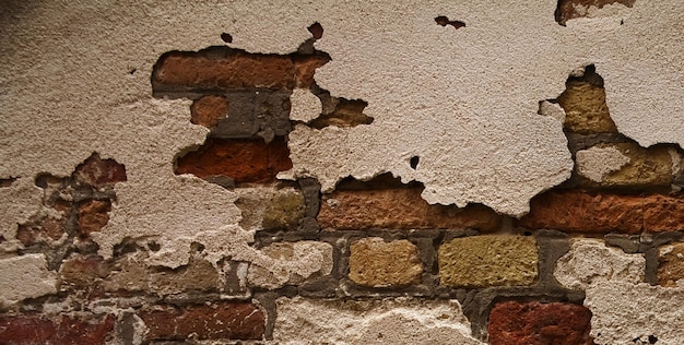 Un mur de briques avec un mur de briques blanches et brunes et le mot "brique" dessus