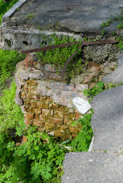 Photo un mur de briques avec un panneau qui dit 