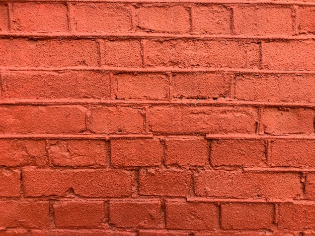 Mur de briques peintes en rouge.
