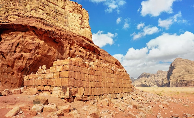 Mur de briques en pierre à la source de Lawrence - lieu touristique populaire, lieu de tournage, dans le désert de Wadi Rum