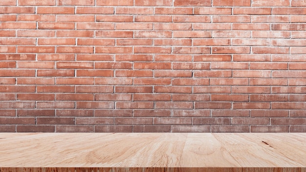 Mur de briques avec plancher en bois l'espace de fond du plancher en bois intérieur avec brique vide pour le fond