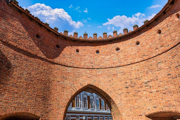 Mur de briques rouges de Barbican à Varsovie Pologne