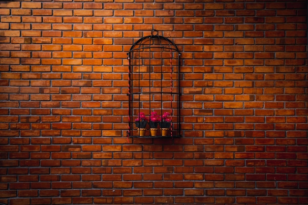 Mur de briques rouges avec fond de clôture.