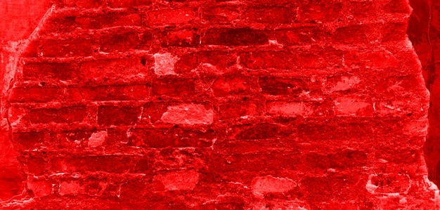 Un mur de briques rouges avec un motif du mot amour dessus.