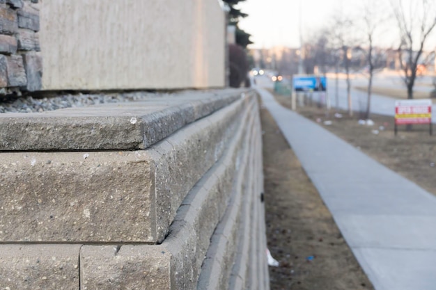 Mur de briques de soutènement dans un quartier résidentiel pour se protéger contre l'érosion