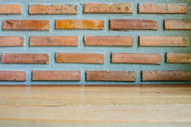 Mur de briques et table en bois