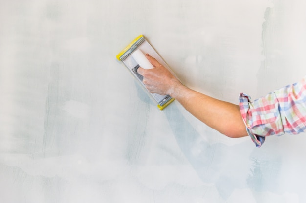 Mur de broyage à la main masculine à la nouvelle maison