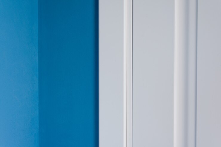 Mur de chambre bleu vide avec coin