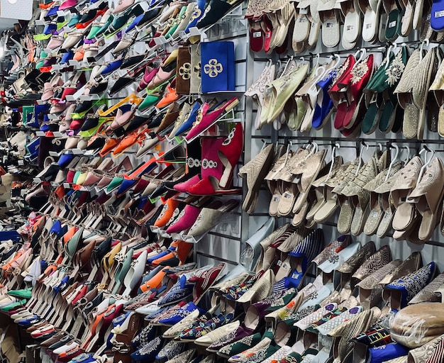 Un mur de chaussures avec un drapeau bleu dessus