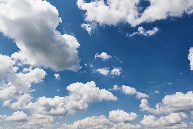 Photo mur de ciel bleu avec des nuages en une journée d'été